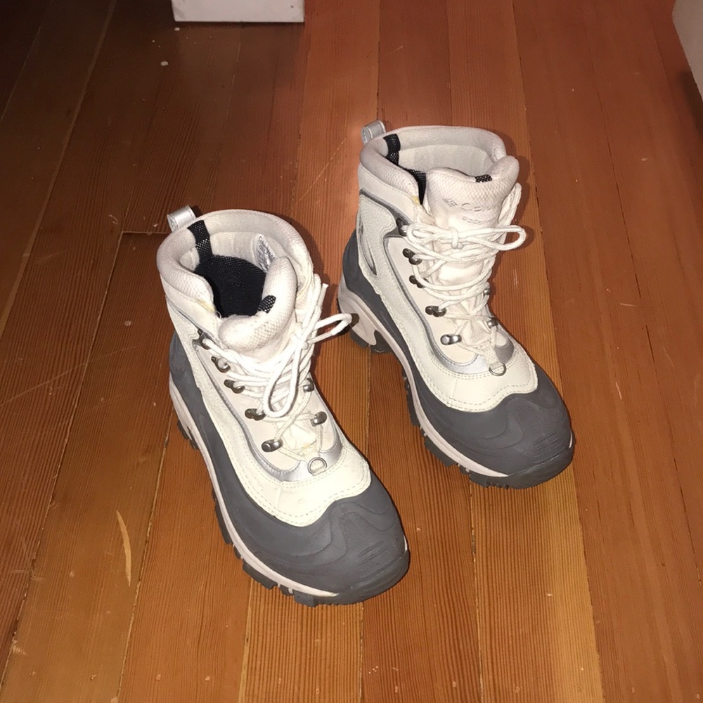 Columbia snow boots size 8